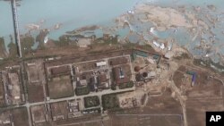 Ảnh vệ tinh được cung cấp bởi GeoEye cho thấy khu vực xung quanh cơ sở hạt nhân Yongbyon của Bắc Triều Tiên.