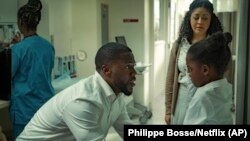 Gambar ini dirilis oleh Netflix menunjukkan Kevin Hart, Kiri, dan Melody Hurd dalam adegan "Fatherhood." (Foto: Philippe Bosse/Netflix via AP)