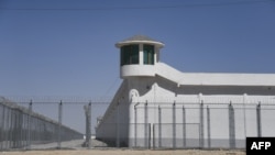 资料照片-资料照片显示了位于中国新疆和田郊区一个戒备森严的设施上的瞭望塔,据信那里是一个劳教营地,那里拘押维吾尔穆斯林少数民族。(2019年5月31日)