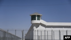 这张于2019年5月31日拍摄的照片显示了位于中国新疆和田郊区一个戒备森严的设施上的瞭望塔,该设施靠近据信是一个再教育营。