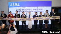 艾司摩尔(ASML)EUV全球技术培训中心8月20日在台湾台南开幕, 左起为艾司摩尔客户支援部门副总裁戴孙金(左一)、荷兰在台办事处副代表贝莉莎(Lisette Hurkmans-Berkers)(左二)、台积电晶圆厂营运王英郎副总经理(左三)、ASML全球副总裁暨台湾区总经理陈文光(左四)、台湾经济部王美花部长(中)。(艾司摩尔提供)
