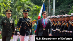 美国国防部长埃斯珀Mark Esper2019年11月19日检阅菲律宾军方仪仗队(美国国防部照片)