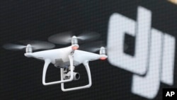 中国无人机制造商大疆DJI开发的精灵Phantom 4无人机。(2016年3月3日)