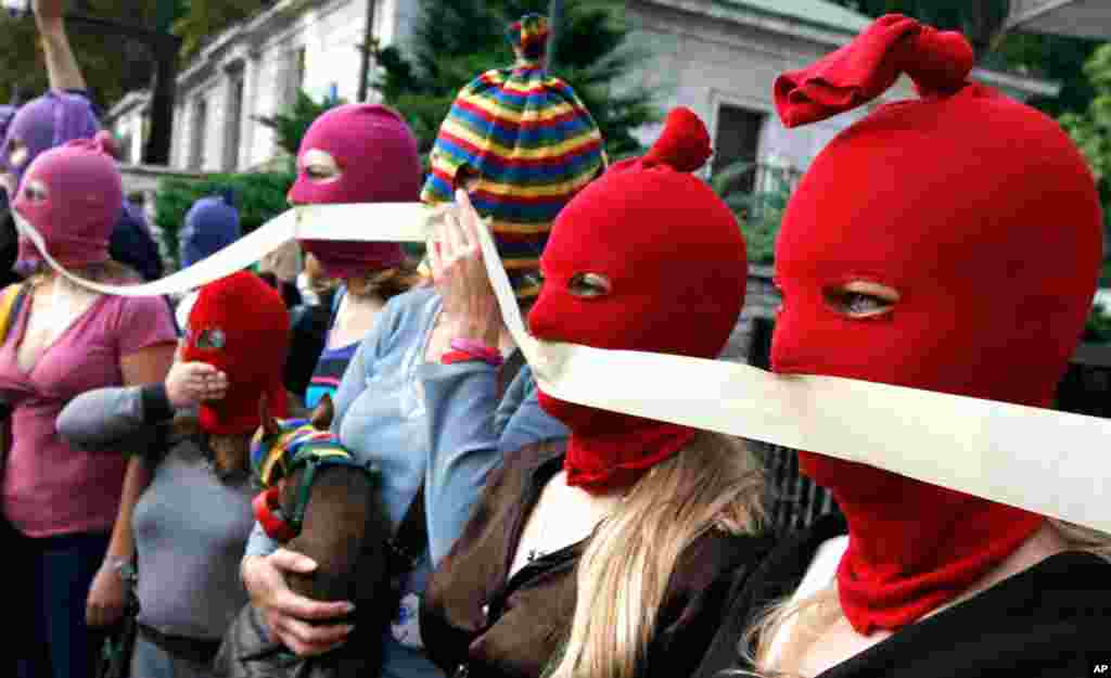 Những người ủng hộ ban Pussy Riot ở Ba Lan đi bộ ngang qua khu trung tâm thủ đô Warsaw đến đại sứ quán Nga để trao kiến nghị yêu cầu trả tự do cho các thành viên ban nhạc này