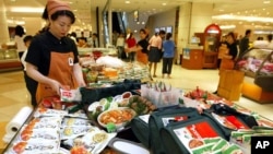 资料照:韩国首尔一家商店在推销泡菜。