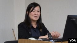 研究日本防卫的早稻田大学教授植木千可子认为,日本一方面应防备中国,一方面应努力与中国改善关系(美国之音歌篮拍摄)