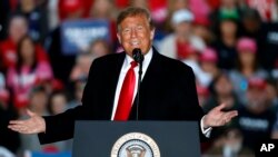 特朗普在竞选集会上讲话
