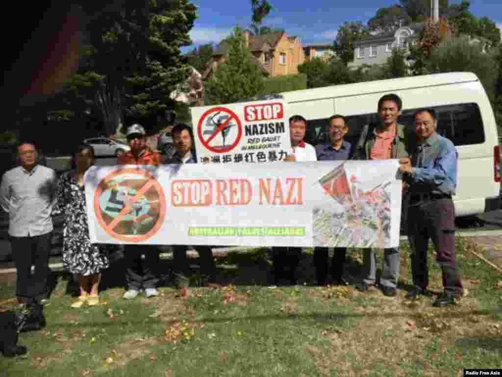 ប្រធានាធិបតីចិន ស៊ី ជិនពីង ចាប់ដៃជាមួយស្ត្រីនិងក្មេងៗនៅពេលដែលលោកមកដល់អាកាសយានដ្ឋានអន្តរជាតិម៉ាកាវ។