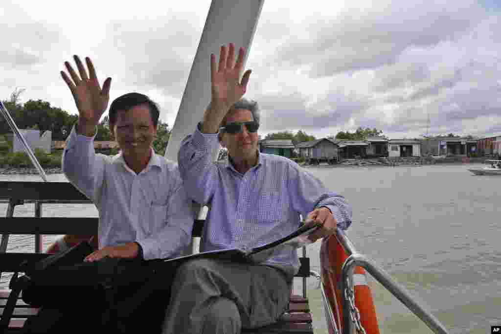Sam Smith poses with his awards for Best New Artist, Best Pop/Vocal Album for "In the Lonely Hour" and Song of the Year and Record of the Year for "Stay With Me" in the press room at the 57th annual Grammy Awards in Los Angeles, California, Feb. 8, 2015.