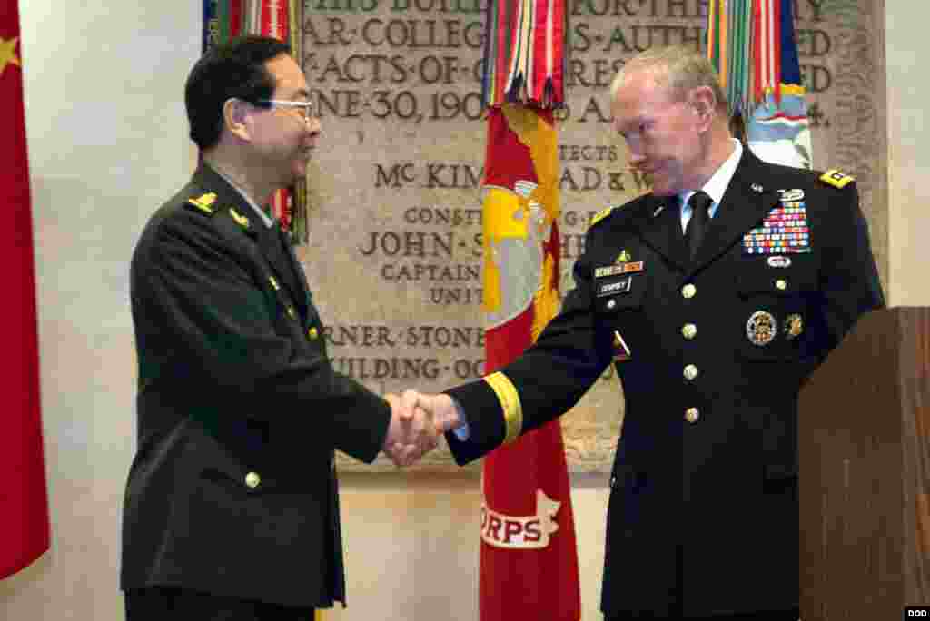 2014年5月14日,华盛顿特区国家战争学院,美军参谋长联席会议主席邓普西和中国人民解放军总参谋长房峰辉在欢迎酒会上握手。邓普西和他的中国同行继续讨论如何改善美中军事关系。(国防部照片)