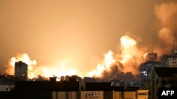 2023年10月8日,以色列空袭期间,加沙城的建筑物上空升起滚滚浓烟。