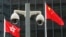 监控摄像机后面悬挂着的香港和中国国旗
