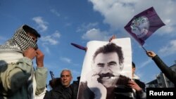 土耳其一名示威者在集会上手持被监禁的库尔德族武装领导人阿卜杜拉•奥贾兰的照片。(路透社:2025年2月27日)