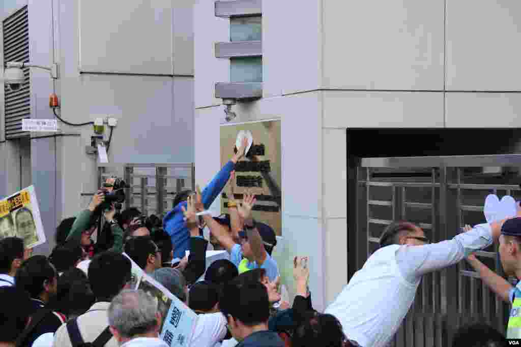 香港支联会等团体在中联办抗议要求释放刘晓波、解除对刘霞软禁(美国之音图片/海彦拍摄)