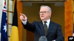 澳大利亚总理阿尔巴尼斯宣布将在四年内提供上亿美元的资金,用于扩大所罗门群岛皇家警察部队的规模、提供培训和基础设施建设。(美联社:2024年12月20日)