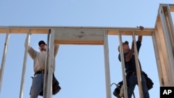 Công nhân xây nhà ở thành phố Orlando, bang Florida