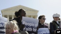 Người dân tụ tập bên ngoài trong khi cuộc tranh luận về một điều khoản của luật bảo hiểm sức khỏe diễn ra tại Tối cao Pháp viện