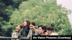 2020年最卖座的台湾本土电影《孤味》,由演员孙可芳(左起)、谢盈萱、徐若瑄、陈淑芳、陈妍霏饰演一家人。 (威视电影授权提供)