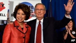 参议院多数党领袖麦康奈尔和夫人、候任运输部长赵小兰(资料照)