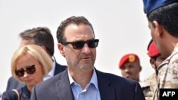 资料照片:美国负责近东事务的助理国务卿申克尔访问沙特阿拉伯的军事基地。(2019年9月5日)