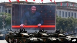 资料照:中国领导人习近平在北京天安门阅兵。(2015年9月3日)