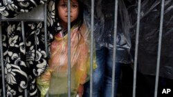 一名女孩在难民营等待救助(2015年10月7日)。