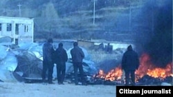 当地民众提供的照片显示,青海黄南州当局焚毁从藏民店铺和住宅查抄的卫星电视接收器。(2013年1月9日)