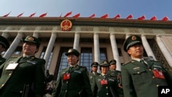 中共十八大开幕式结束后军队代表走出人大会堂(2012年11月8日)。十八大后习近平、王岐山等在军队中大力反腐败