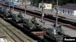 在靠近乌克兰边界的罗斯托夫州卡缅斯克-沙赫京斯基市火车站上可以看到列车上运载着自行榴弹炮。(2014年8月24日)