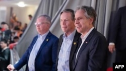 2024年4月24日,美国国务卿安东尼·布林肯(右)在上海室内体育场观看上海大鲨鱼队与浙江金牛队的篮球比赛时与美国驻华大使尼古拉斯·伯恩斯(中)和美国驻上海总领事王汉(左)交谈。