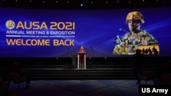 美国陆军部长克里斯汀·沃穆思2021年10月11日在美国陆军协会(AUSA)年会暨武器展开幕式致辞(图片来源:美国陆军)