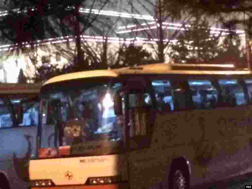 原定周六在北京首演的朝鲜牡丹峰乐团和功勋国家合唱团开场前罢演。图为部分团员从剧场回到大巴上等候离开。(美国之音叶兵拍摄)