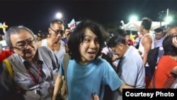 新加坡17岁网络作者余澎杉(中)(苹果日报图片)