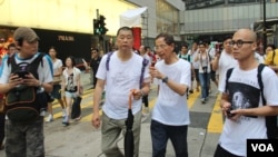 苹果日报老板黎智英(持伞)与大律师李柱铭参加13年七一游行(美国之音图片/海彦拍摄)