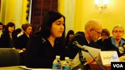 资料照:菊尔.伊力哈木国会作证(美国之音杨晨拍摄)