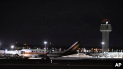 美国政府一架波音747型包机1月29日载着240名美国公民从中国武汉飞到美国阿拉斯加的安卡雷奇国际机场。
