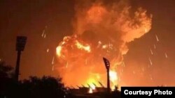 天津港港区附近发生巨大爆炸,现场火光冲天。(来源:新浪微博 2015年8月12日)