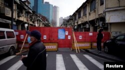 上海一居民小区为防疫关闭小区大门。(2020年3月4日)