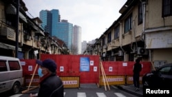 冠状病毒让中国百业凋零。图为上海一居民小区为防疫关闭小区大门。(路透社2020年3月4日资料照)