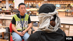 Michelle在香港理工大学被围困期间接受美国之音记者郁岗采访。(美国之音)