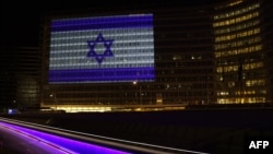 2023年10月8日,在巴勒斯坦激进组织哈马斯对以色列发动大规模突然袭击的第二天,位于布鲁塞尔贝尔莱蒙特的欧盟委员会大楼上灯光显示出以色列国旗的图形。(法新社拍摄)