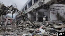 中国湖北救援人员在搜救十堰市煤气管道爆炸事故的死伤者。(2021年6月13日)