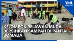 Kelompok Relawan Muda Bersihkan Sampah di Pantai Somalia Kelompok Relawan Muda Bersihkan Sampah di Pantai Somalia