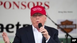 美国共和党总统参选人川普在首都华盛顿的一个竞选集会上对他的支持者和骑自行车者讲话。（2016年5月29日）