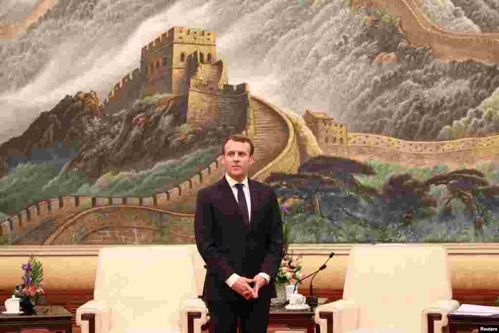 2018年1月9日,法国总统马克龙在北京人民大会堂。他身后是长城图画,他和美国总统川普一样没去长城,没像美国第一夫人那样登临长城,获得好汉证书。