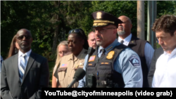 明尼阿波利斯警察局长布赖恩·奥哈拉(Brian O’Hara)就一所天主教学校发生的致命枪击案举行简报会。(2025年8月27日)