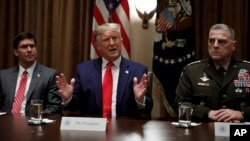 2019年,特朗普总统和前国防部长埃斯珀(左)以及美军参谋长联席会议主席米利在白宫的一个记者会上。
