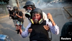 2019年5月1日在加拉加斯举行的反对委内瑞拉总统尼古拉斯·马杜罗政府和纪念五一节的集会上,一名受伤的媒体成员被带走。 (资料图片)