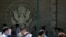 Sejumlah pemohon visa tampak mengantre untuk masuk ke dalam Kedutaan Besar AS di Beijing, pada 26 Juli 2018. (Foto: AP/Ng Han Guan)