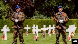 比利时士兵2018年5月27日在比利时瓦勒海姆的弗兰德斯美国公墓举行阵亡将士纪念日仪式时站岗。